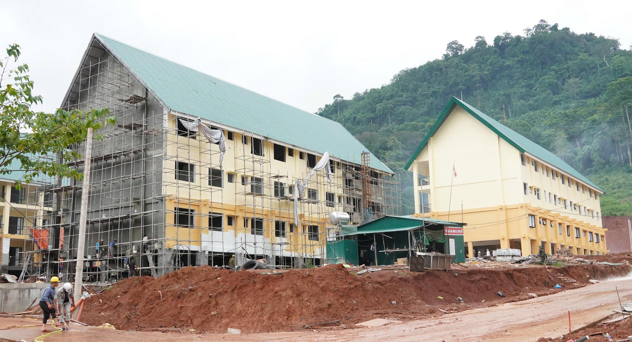 Trường nội trú Tiểu học và THCS Dân Hóa đang được đẩy nhanh tiến độ thi công, hoàn thiện các hạng mục để bảo đảm điều kiện tổ chức khai giảng năm học mới theo kế hoạch. (Ảnh: Q.V)