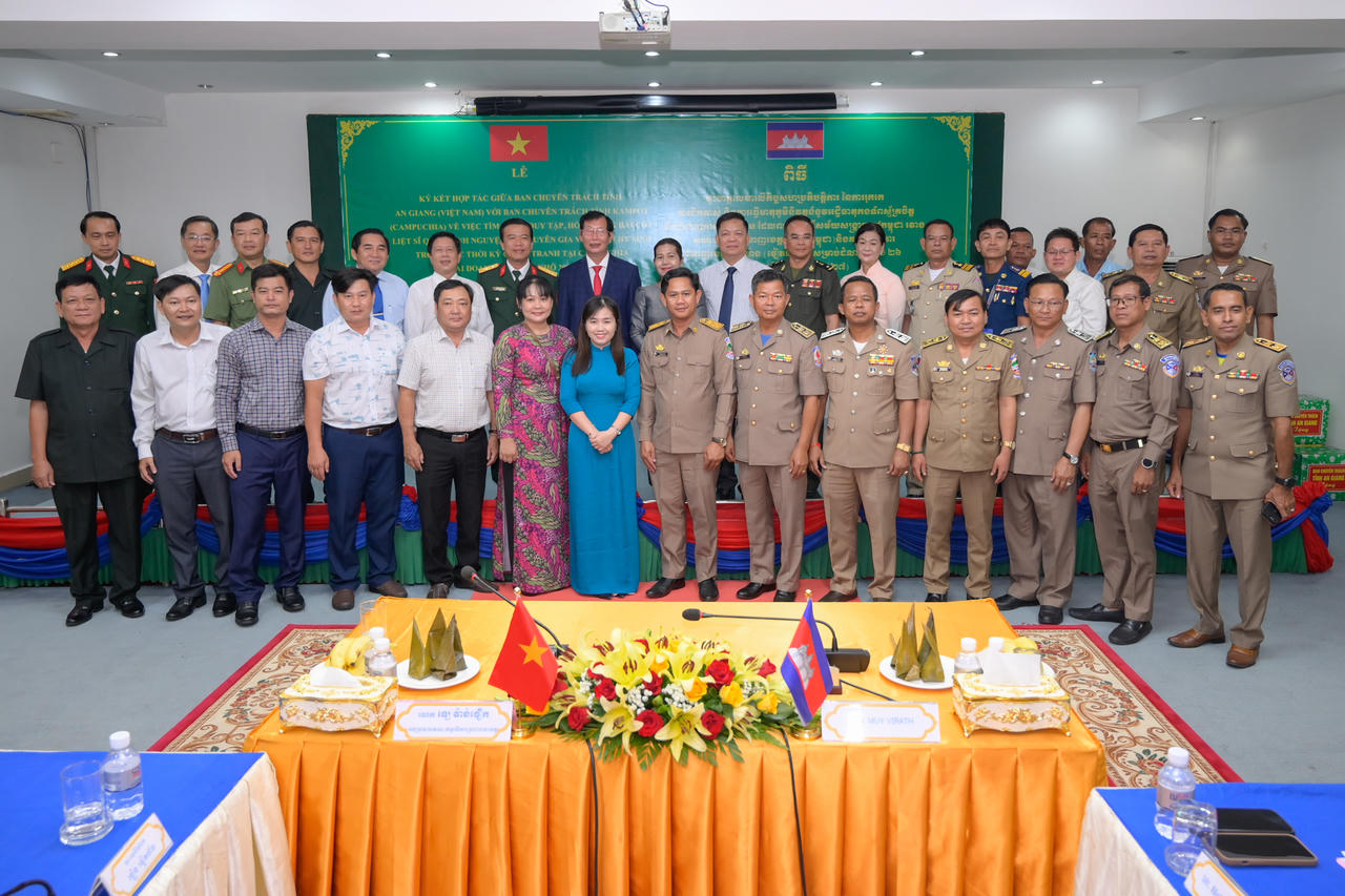Ban Chuyên trách tỉnh An Giang và Ban Chuyên trách tỉnh Kép chụo ảnh lưu niệm. Ảnh: Phương Vũ