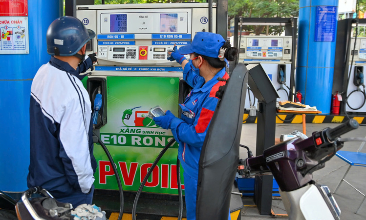 Giá xăng đồng loạt giảm trước kỳ nghỉ lễ Quốc khánh 2/9 Giá xăng đồng loạt giảm trước kỳ nghỉ lễ Quốc khánh 2/9