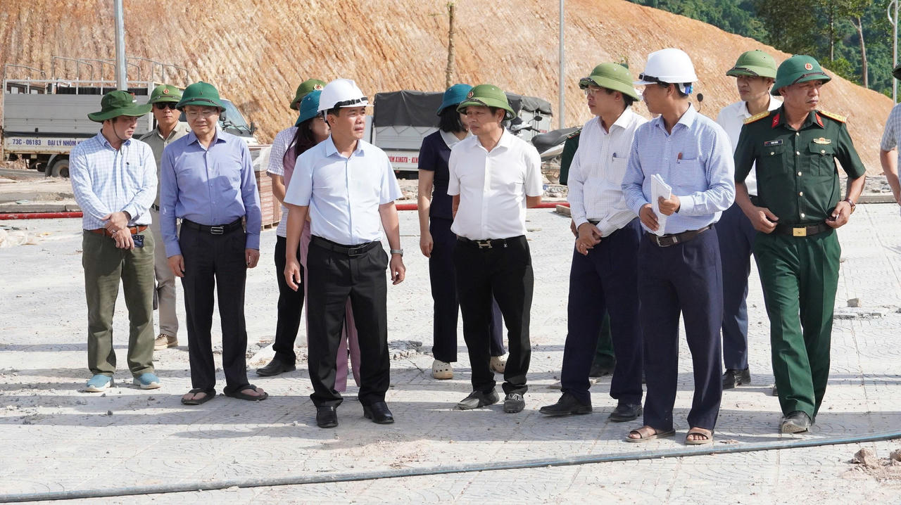 Bí thư Tỉnh ủy Nguyễn Văn Phương trực tiếp kiểm tra, chỉ đạo tại công trường dự án Trường nội trú Tiểu học và THCS Dân Hóa. (Ảnh: Q.V)