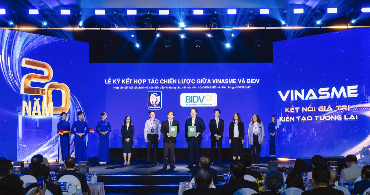 Đại diện lãnh đạo BIDV và VINASME trao Biên bản ghi nhớ hợp tác.