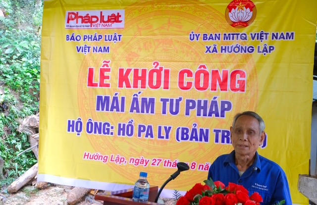 Ông Hồ Pa Ly vui mừng khi được hỗ trợ xây dựng nhà mới (Ảnh: Trần Tuyền)