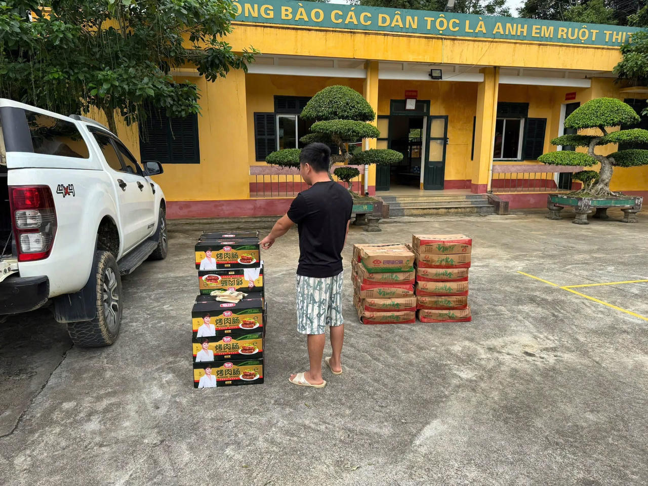 Thu giữ gần 550 kg xúc xích, lạp xưởng vận chuyển trái phép tại Cao Bằng
