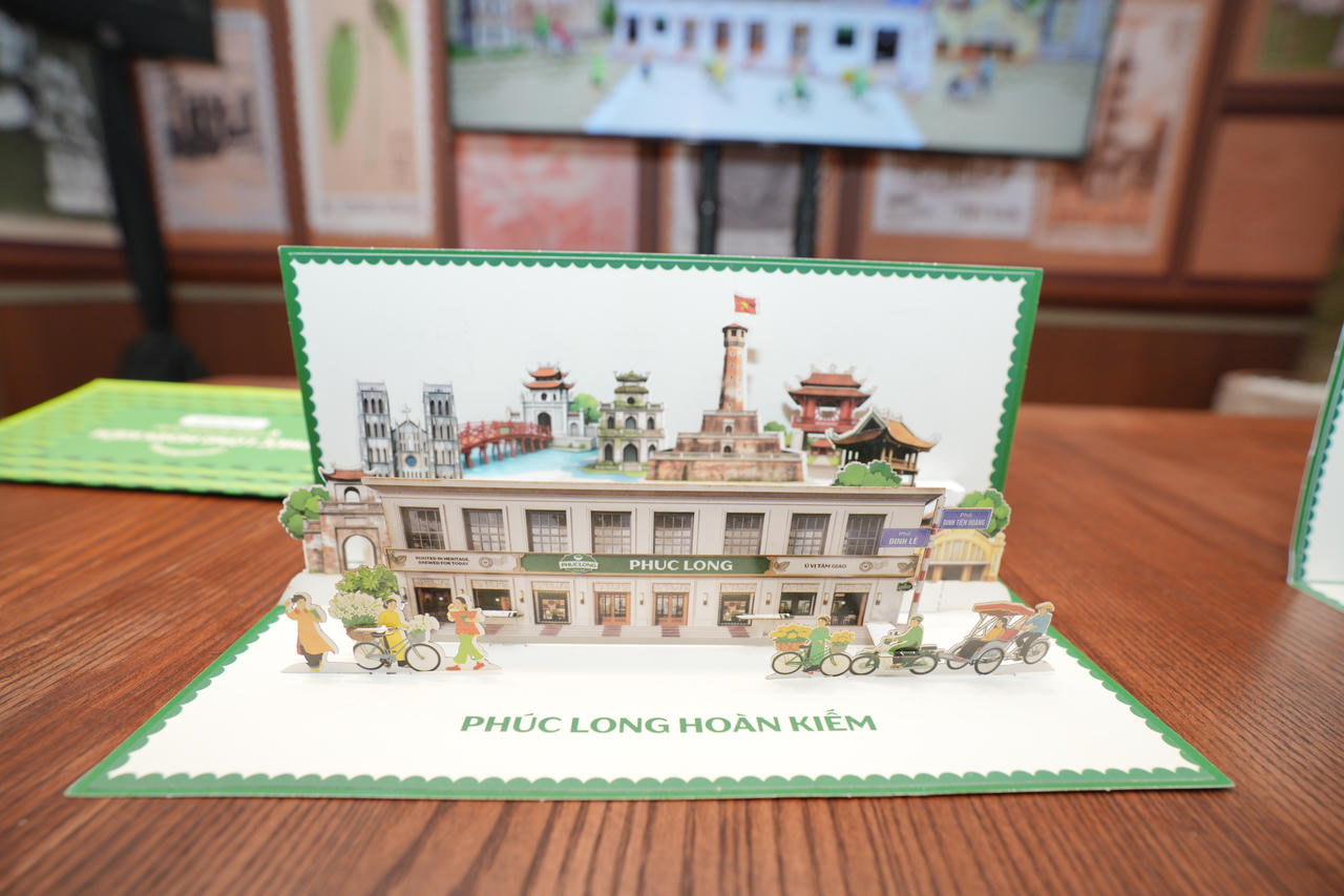 Thiệp nổi thể hiện cửa hàng Phúc Long Hoàng Kiếm. Ảnh: PL