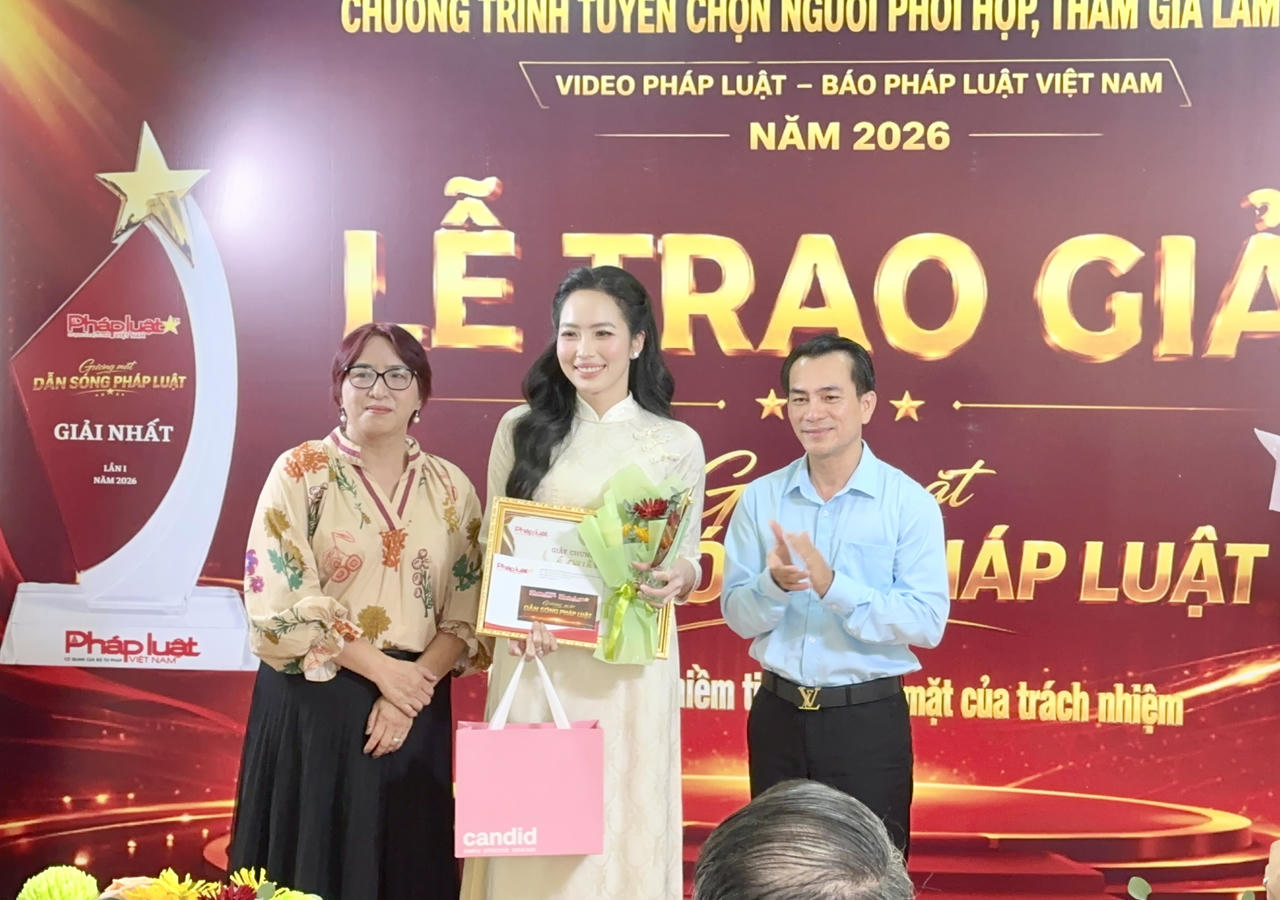 Nhà báo Hà Phương Thảo, Phó trưởng phụ trách Văn phòng đại diện Báo Pháp luật Việt Nam tại TP Hồ Chí Minh và Trưởng ban Giám khảo, ông Đỗ Quang Trưởng trao danh hiệu Á quân 1 cho thí sinh Nguyễn Thảo Vy (Ảnh: Ngọc Mai)