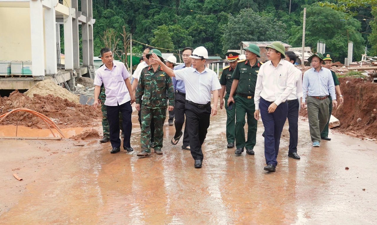Bí thư Tỉnh ủy Nguyễn Văn Phương kiểm tra tình hình thực hiện dự án Trường nội trú Tiểu học và THCS Thượng Trạch. (Ảnh: Q.V)