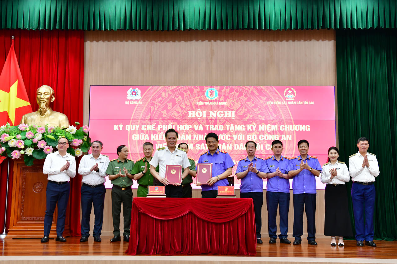 Viện trưởng Viện Kiểm sát nhân dân tối cao Nguyễn Huy Tiến và Tổng Kiểm toán nhà nước Nguyễn Hữu Nghĩa ký Quy chế phối hợp công tác.