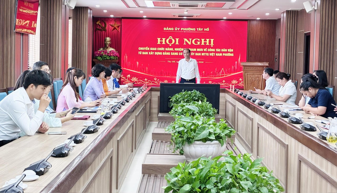 Quang cảnh tại Hội nghị “Chuyển giao chức năng, nhiệm vụ tham mưu về công tác dân vận từ Ban xây dựng đảng sang Cơ quan Ủy ban MTTQ Việt Nam phường” (Ảnh Hồng Nhung).