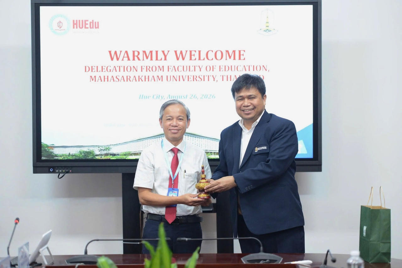 TS. Prasong Saihong trao món quà lưu niệm mang đậm nét văn hóa Thái Lan cho TS. Lê Hồ Sơn, thể hiện tình hữu nghị và sự gắn kết bền chặt giữa hai nhà trường.