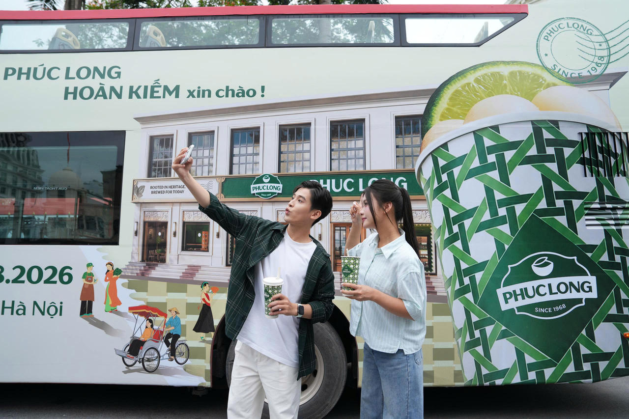 Xe bus nổi bật hình ảnh Phúc Long Hoàn Kiếm. Ảnh: PL