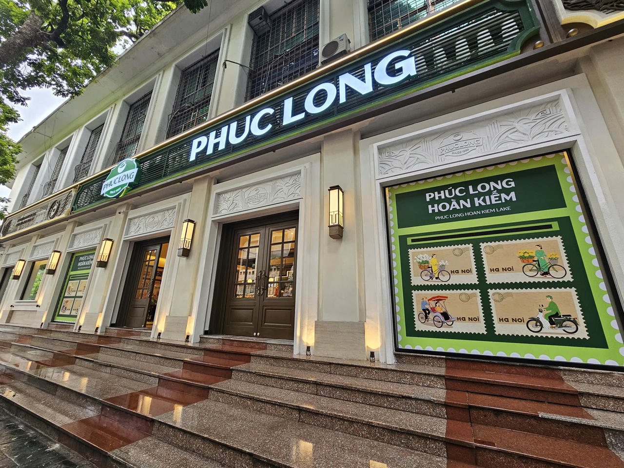 Bảng hiệu Phúc Long nổi bật giữa không gian kiến trúc. Ảnh: PL