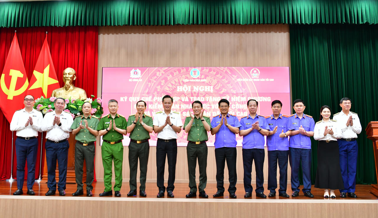 Lãnh đạo Bộ Công an, Viện Kiểm sát nhân dân tối cao, Kiểm toán nhà nước chụp ảnh lưu niệm.