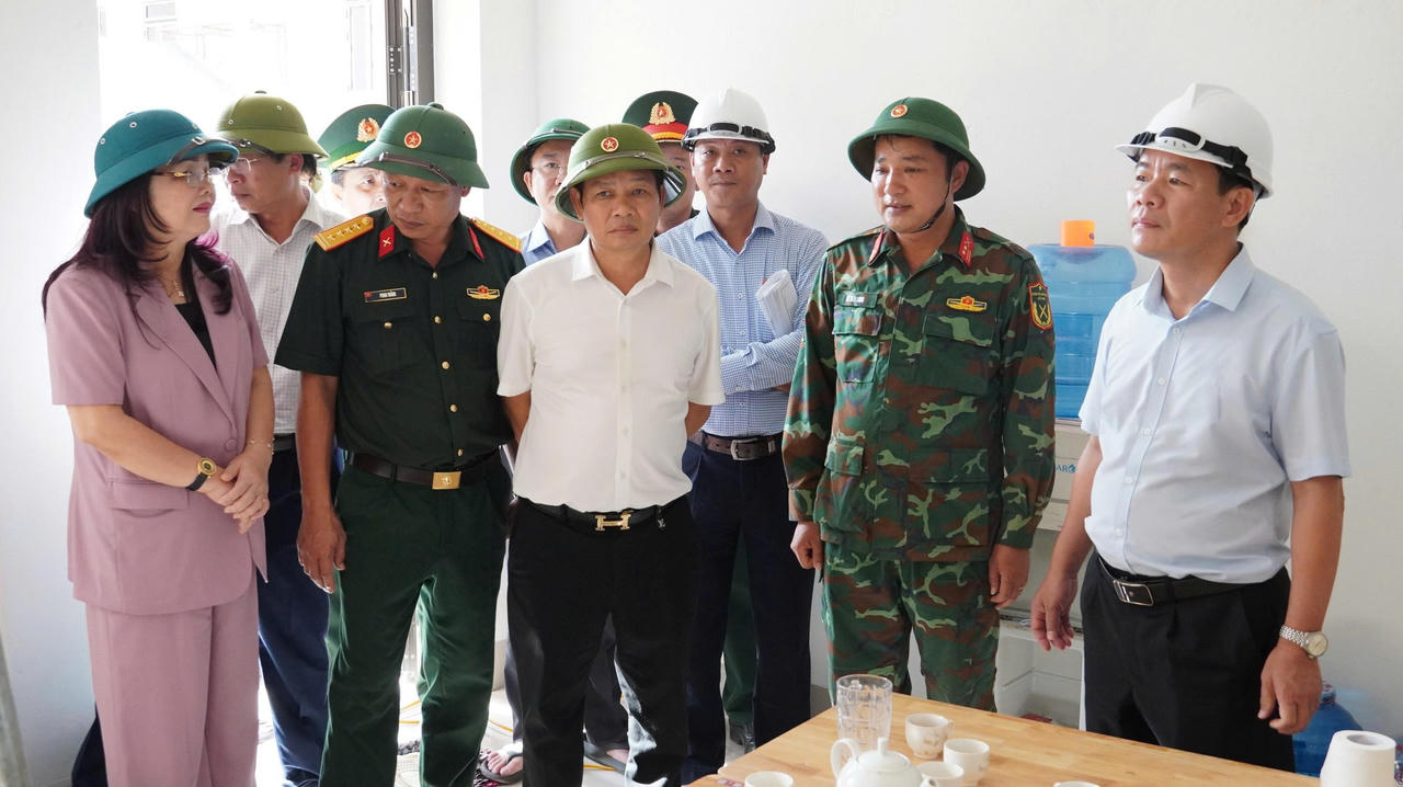 Bí thư Tỉnh ủy Quảng Trị Nguyễn Văn Phương kiểm tra các hạng mục bên trong Trường nội trú Tiểu học và THCS Dân Hóa. (Ảnh: Q.V)
