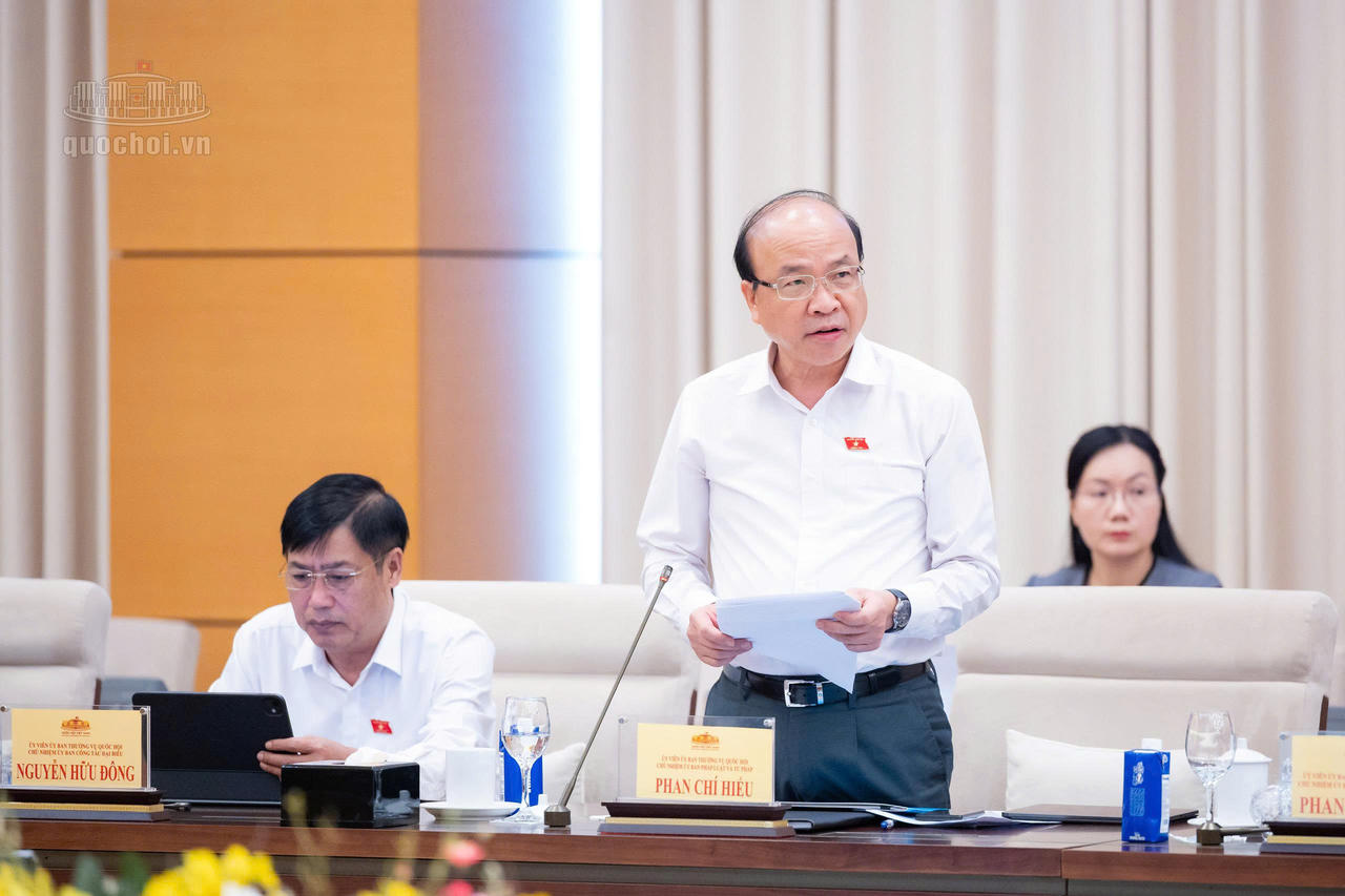 Chủ nhiệm Ủy ban Pháp luật và Tư pháp Phan Chí Hiếu trình bày báo cáo thẩm tra sơ bộ.