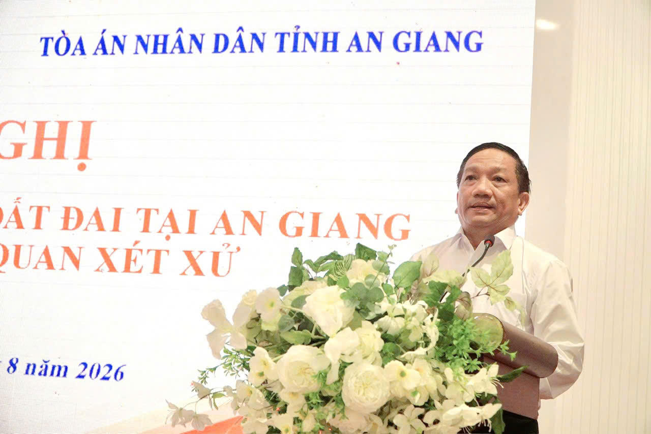 Ông Trần Công Lập, Phó Giám đốc Sở Tư pháp tỉnh An Giang phát biểu tại hội nghị
