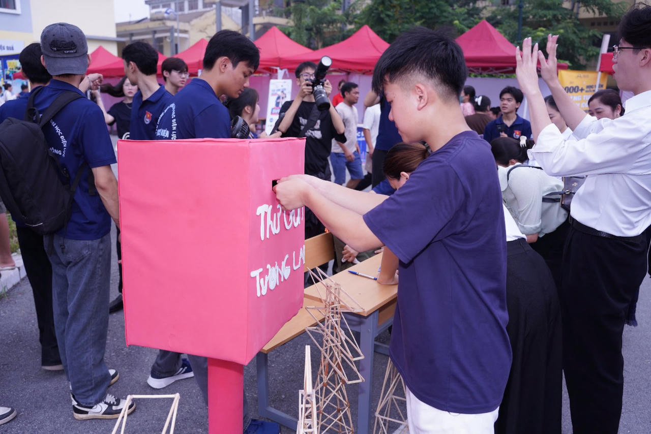 Trường Đại học Điện lực “rộn ràng” chào đón Khoá D21: Chính thức viết tên mình vào hành trình EPU