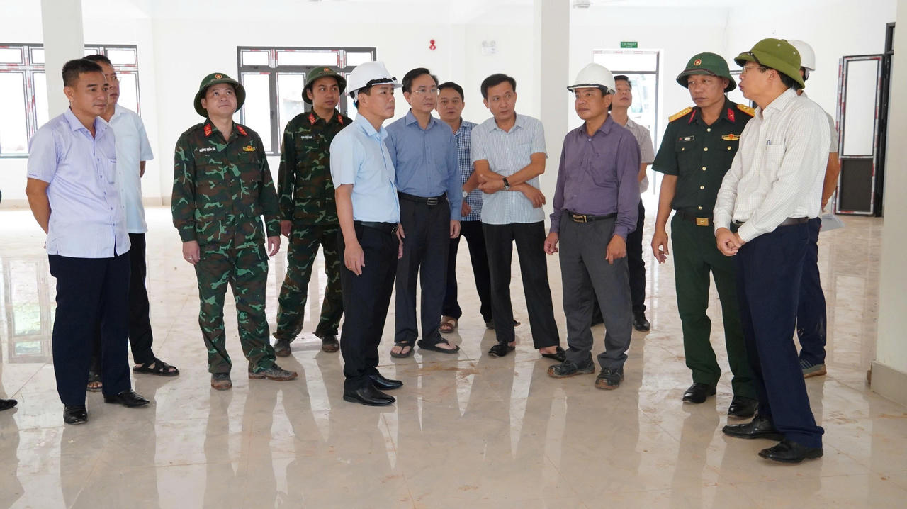 Bí thư Tỉnh ủy Nguyễn Văn Phương nghe các đơn vị báo cáo tình hình thi công và tiến độ thực hiện dự án. (Ảnh: Q.V)