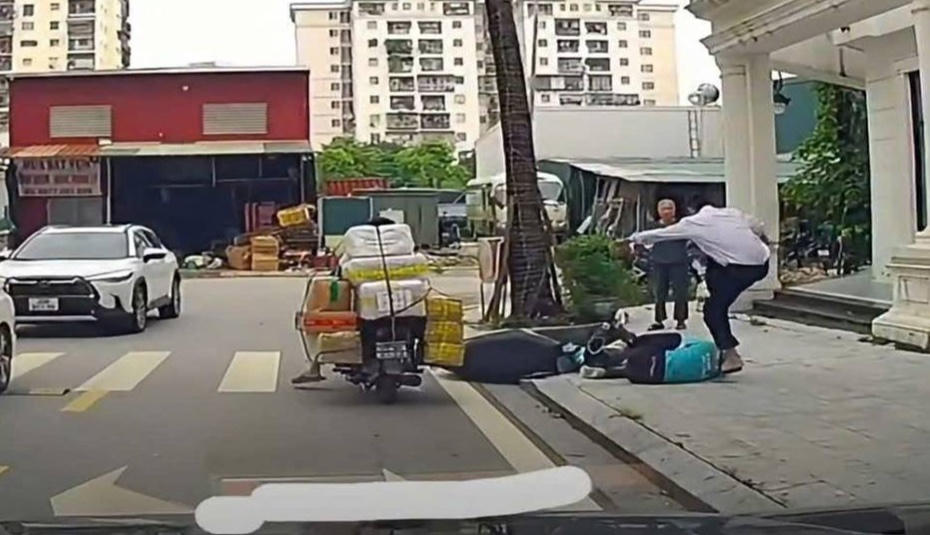 Tạm giữ hình sự nhân viên bảo vệ hành hung tài xế xe ôm công nghệ ở Hà Nội Tạm giữ hình sự nhân viên bảo vệ hành hung tài xế xe ôm công nghệ ở Hà Nội