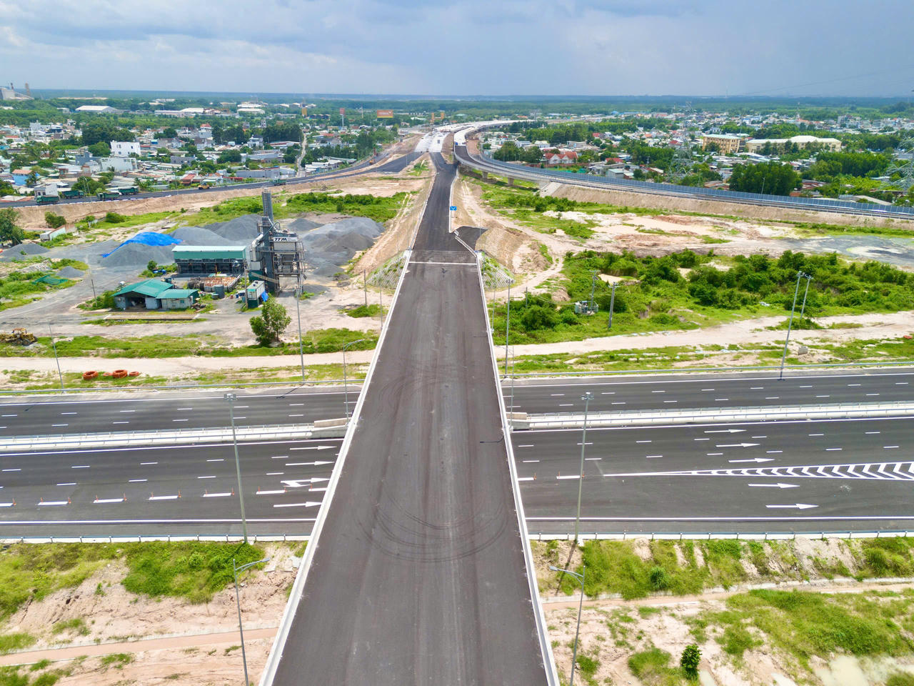 Nút giao QL51 đang được đẩy nhanh các hạng mục cuối, dự kiến khai thác trong tháng 9. Ảnh: DK