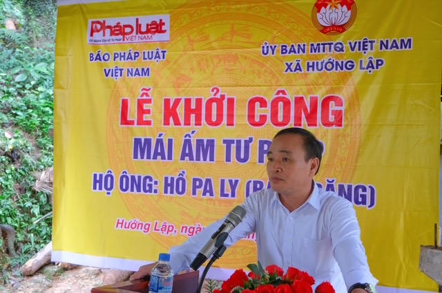 Ông Trần Quang Chiến, Phó Bí thư Thường trực Đảng ủy xã Hướng Lập, bày tỏ sự trân trọng trước nghĩa tình của Báo Pháp luật Việt Nam dành cho người dân địa phương (Ảnh: Trần Tuyền)