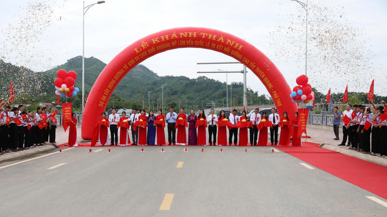 Các đại biểu cắt băng khánh thành tuyến đường nối Suối khoáng Mỹ Lâm. Ảnh: Nguyên Đức.