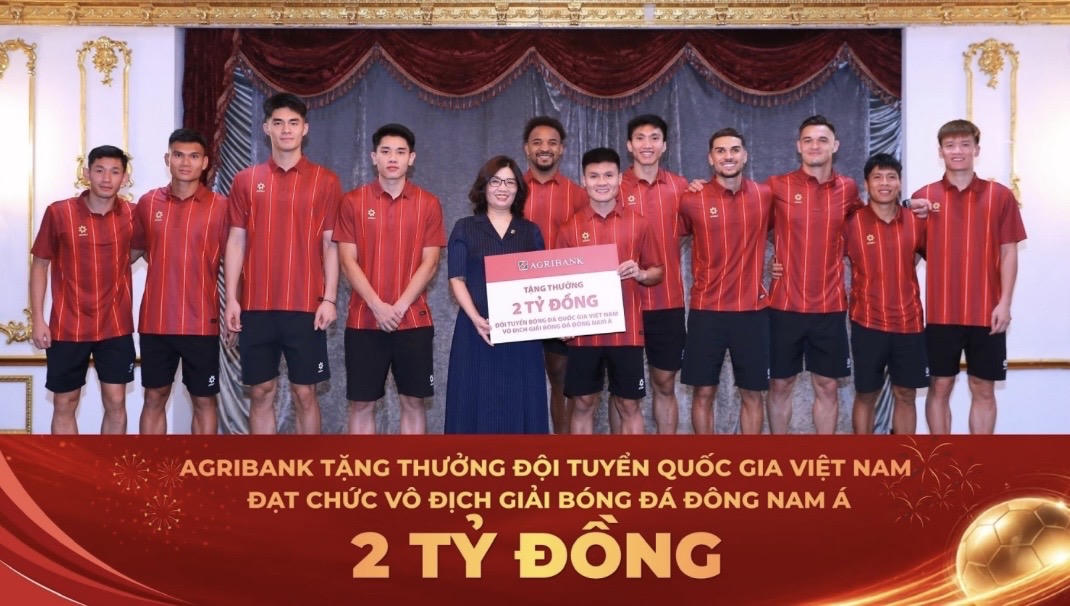 Đại diện Agribank Bà Từ Thị Kim Thanh - Thành viên HĐTV trao thưởng 2 tỷ đồng chúc mừng thành tích xuất sắc của Đội tuyển Quốc gia Việt Nam.