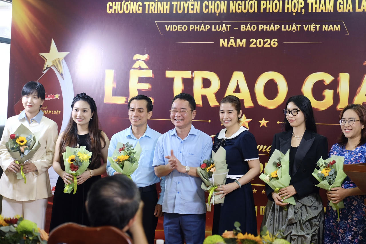 Hội đồng giám khảo nhận hoa từ Tiến sĩ, Nhà báo Vũ Hoài Nam, Tổng Biên tập Báo Pháp luật Việt Nam (Ảnh: Ngọc Mai)