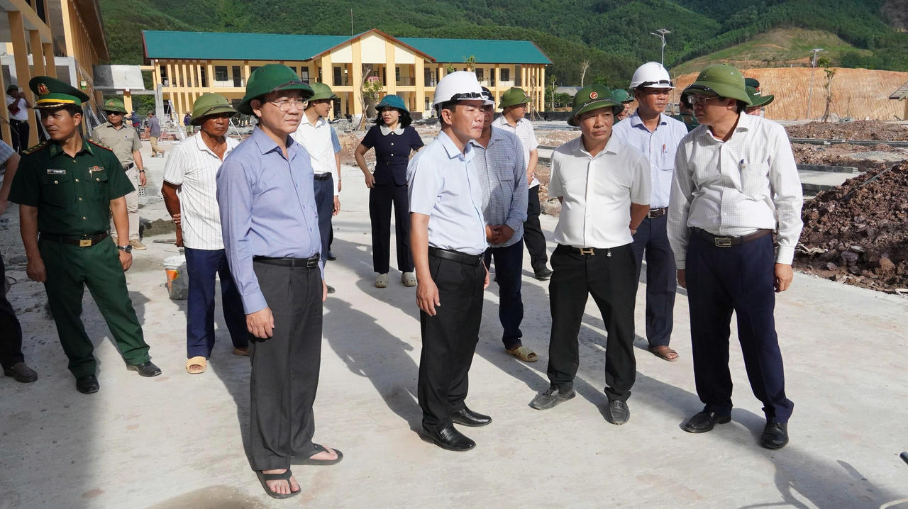 Bí thư Tỉnh ủy Quảng Trị Nguyễn Văn Phương kiểm tra, chỉ đạo đẩy nhanh tiến độ thi công các dự án Trường nội trú Tiểu học và THCS Dân Hóa. (Ảnh: Q.V)
