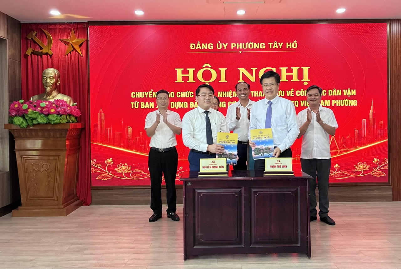 Phường Tây Hồ tổ chức Hội nghị chuyển giao chức năng, nhiệm vụ tham mưu về công tác dân vận từ Ban xây dựng đảng sang Cơ quan Ủy ban MTTQ Việt Nam phường (Ảnh: Hồng Nhung).
