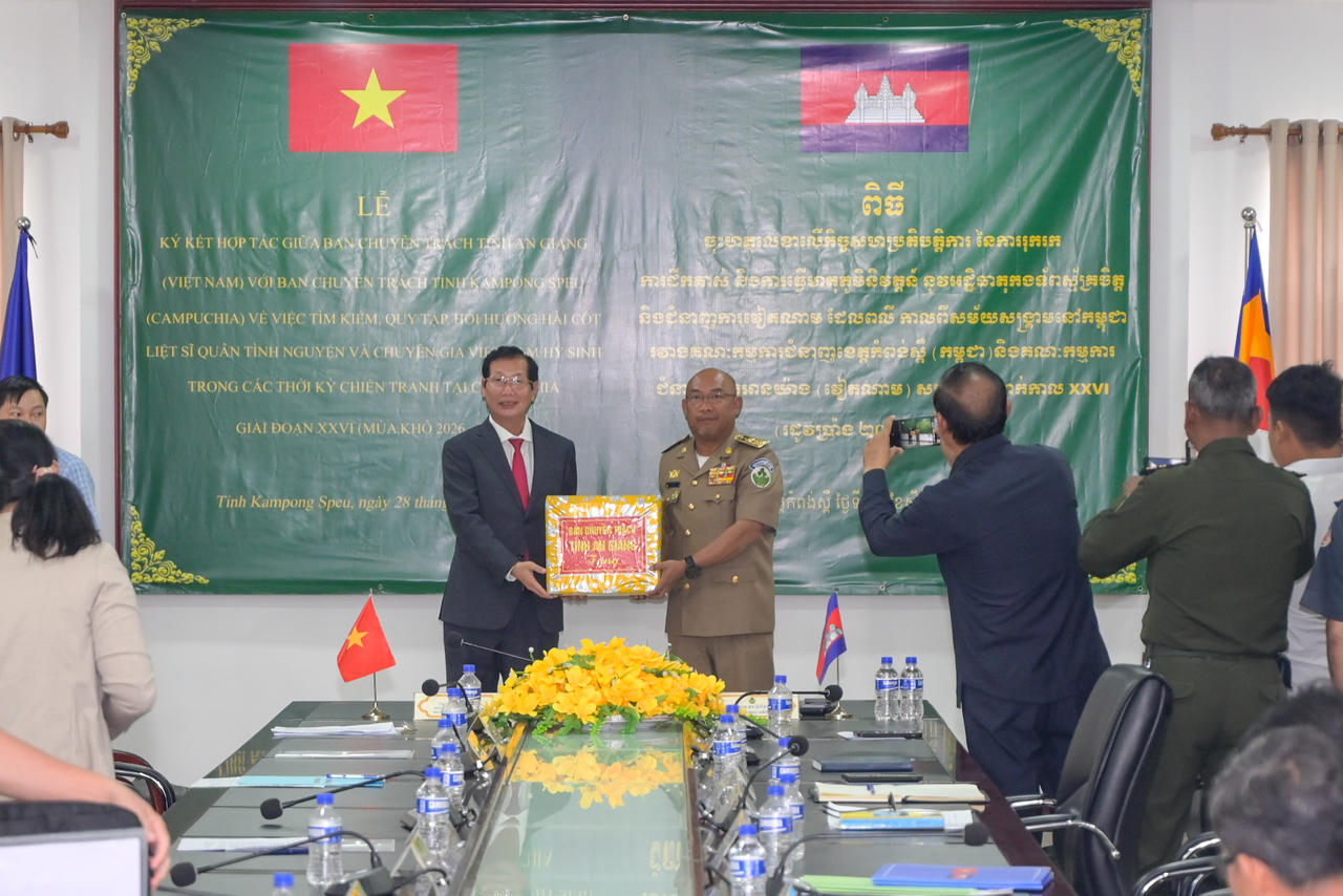 Ông Lê Văn Phước, Phó Chủ tịch UBND tỉnh, Trưởng Ban Chuyên trách tỉnh An Giang trao quà đại diện Ban Chuyên trách tỉnh Kampong Speu. Ảnh: Phương Vũ