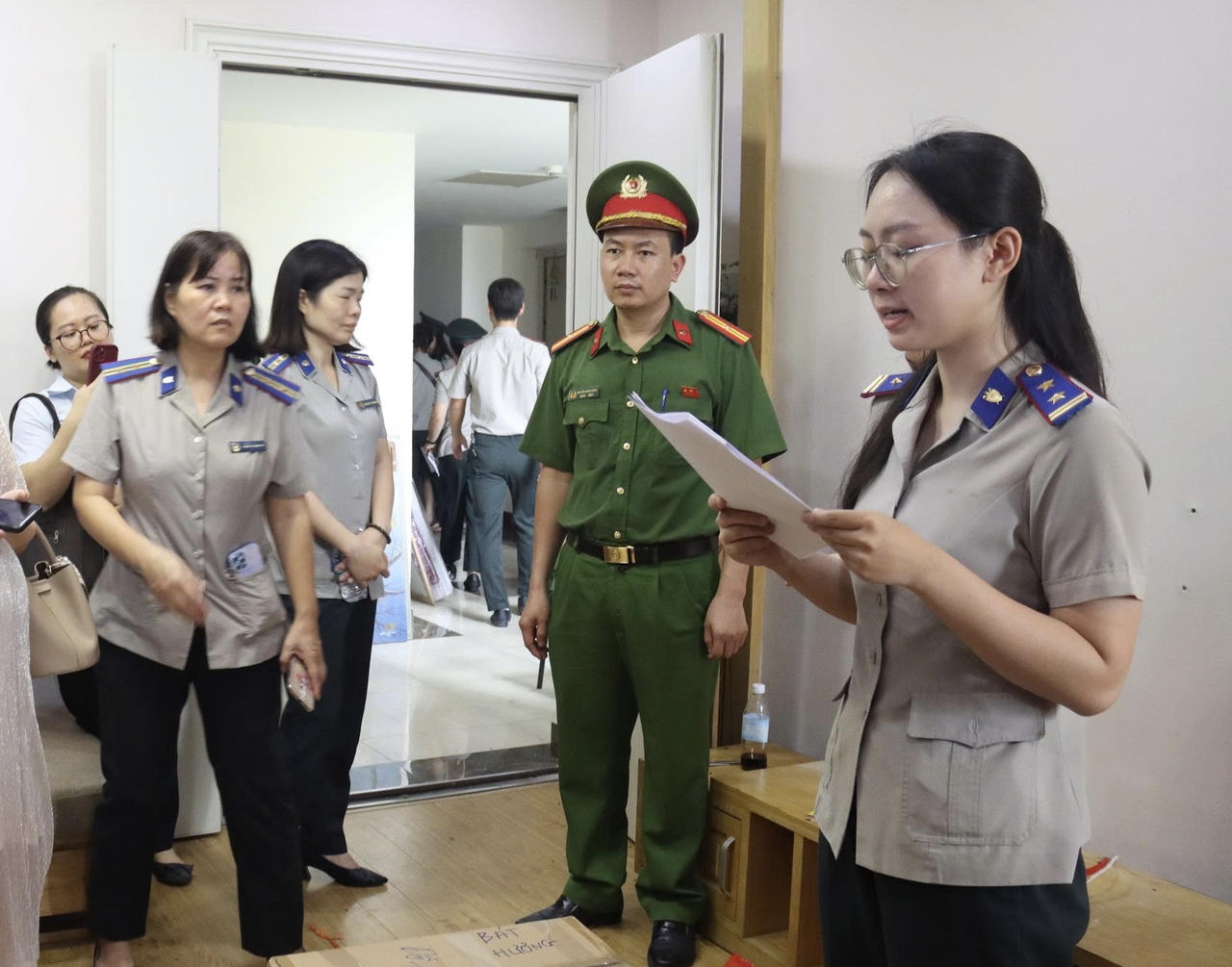Đại diện Phòng THADS khu vực 4 đọc biên bản sau khi cưỡng chế hoàn thành.