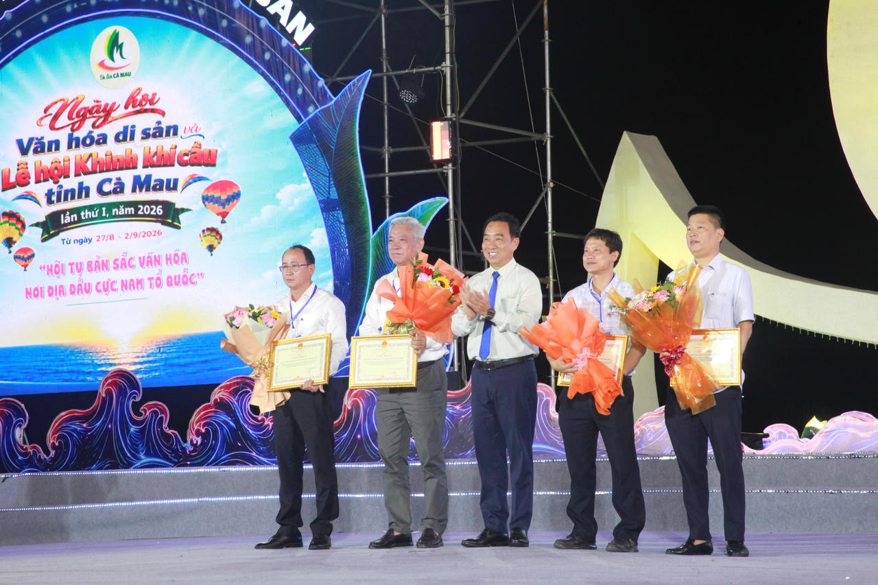 Ông Lữ Quang Ngời trao Bằng khen tặng các đơn vị tham gia “Không gian trưng bày các miền di sản Việt Nam” (Ảnh: T.N).