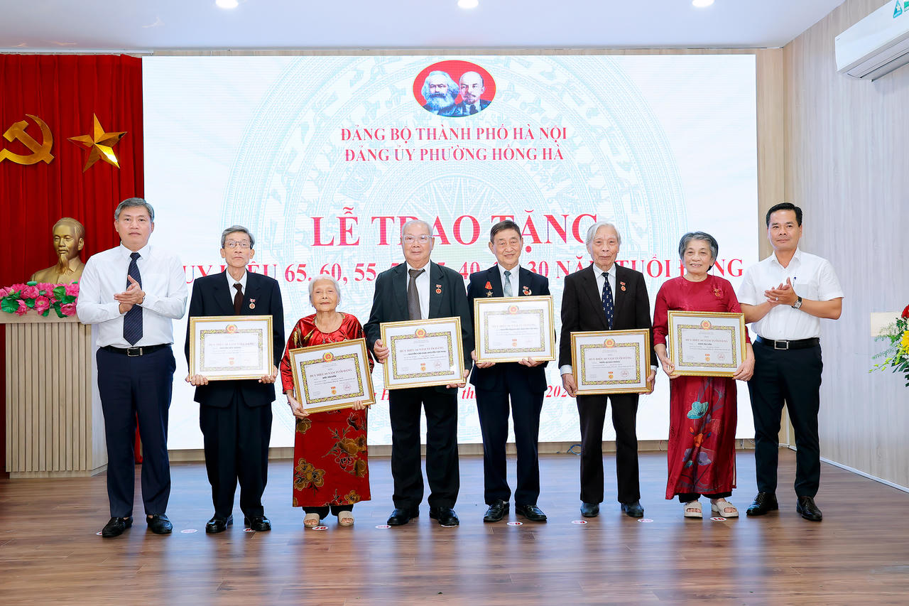Phó bí thư Đảng ủy, Chủ tịch UBND phường Hồng Hà Lê Hồng Thắng Trao huy hiệu 65 năm tuổi Đảng cho các đảng viên dip 2/9. 