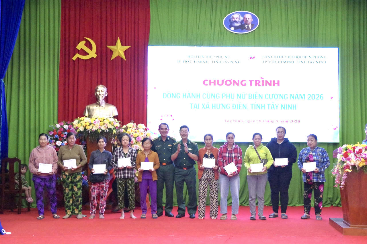 Ban tổ chức trao quà hỗ trợ hội viên phụ nữ có hoàn cảnh khó khăn. Ảnh: Quốc Toàn