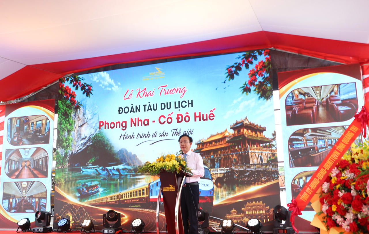 Ông Hoàng Xuân Tân, Phó Chủ tịch UBND tỉnh phát biểu tại lễ khai trương. (Ảnh: Minh Phương)