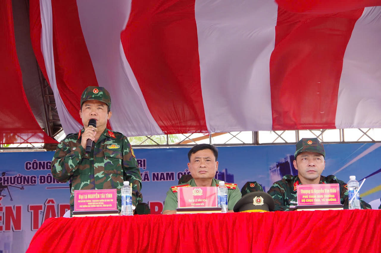 Đại tá Nguyễn Tài Tình, Ủy viên Ban Thường vụ Đảng ủy Quân sự tỉnh, Phó Chỉ huy trưởng - Tham mưu trưởng Bộ CHQS tỉnh, Phó Trưởng Ban Thường trực Ban Tổ chức, Tổng Đạo diễn diễn tập phát biểu nhận xét nội dung thực binh A2. (Ảnh: Xuân Diện)
