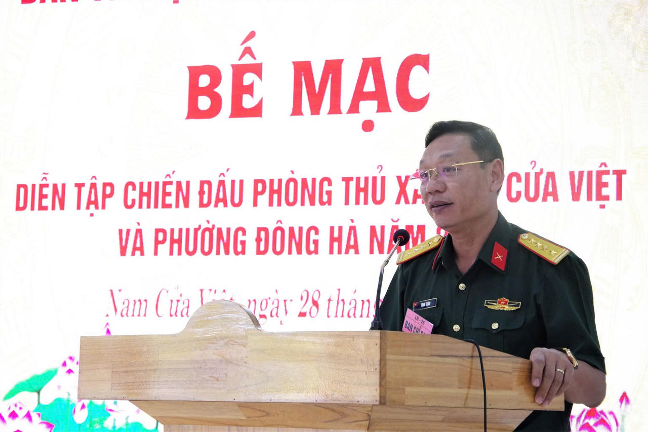 Đại tá Phan Thắng, Ủy viên Ban Thường vụ Tỉnh ủy, Phó Bí thư Đảng ủy Quân sự tỉnh, Chỉ huy trưởng Bộ CHQS tỉnh, Phó Trưởng Ban Thường trực Ban Chỉ đạo phát biểu bế mạc. (Ảnh: Xuân Diện)