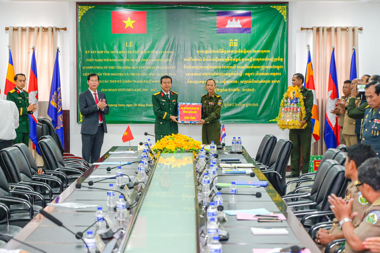 Đại tá Nguyễn Việt Thắng, Chính ủy Bộ CHQS tỉnh, Phó trưởng Ban Chuyên trách tỉnh An Giang trao tặng quà của Bộ CHQS tỉnh An Giang cho Tiểu khu Quân sự tỉnh Kampong Speu. Ảnh: Phương Vũ