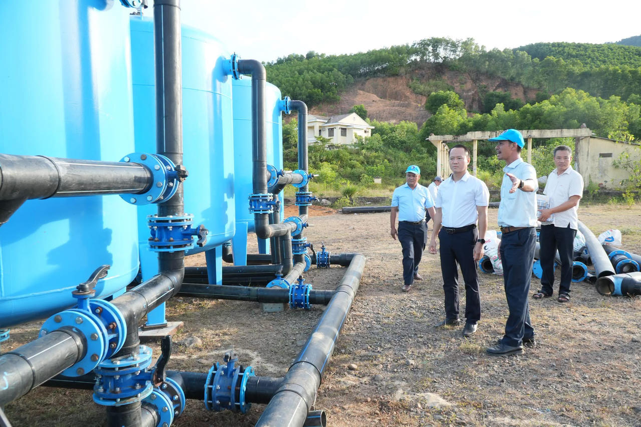 Nguồn nước được bơm vào hệ thống bể lắng, lọc. (Ảnh: Xã Chân Mây - Lăng Cô)