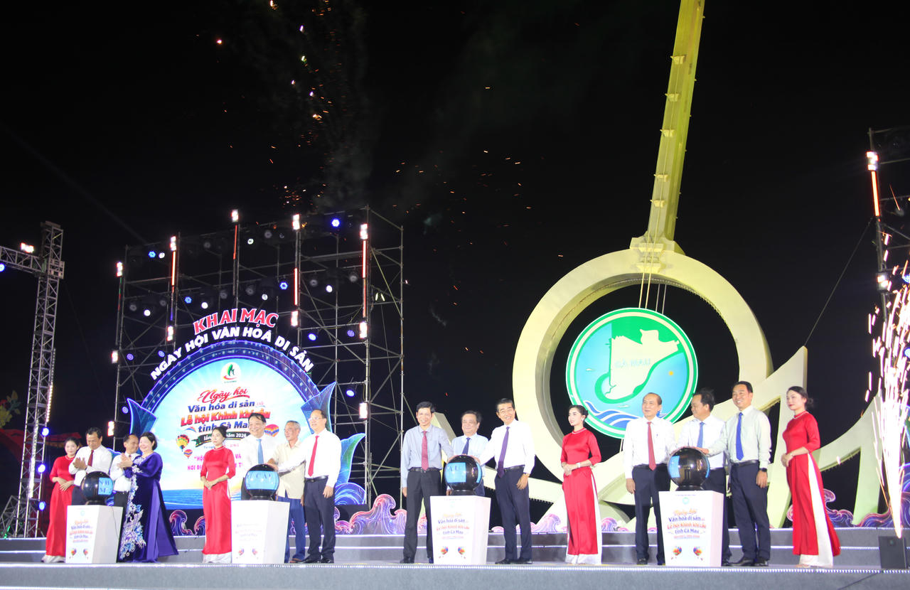 Lãnh đạo, nguyên lãnh đạo Trung ương và lãnh đạo tỉnh Cà Mau thực hiện nghi thức khai mạc Ngày hội Văn hóa di sản và Lễ hội Khinh khí cầu tỉnh Cà Mau lần thứ I năm 2026 (Ảnh: T.N).