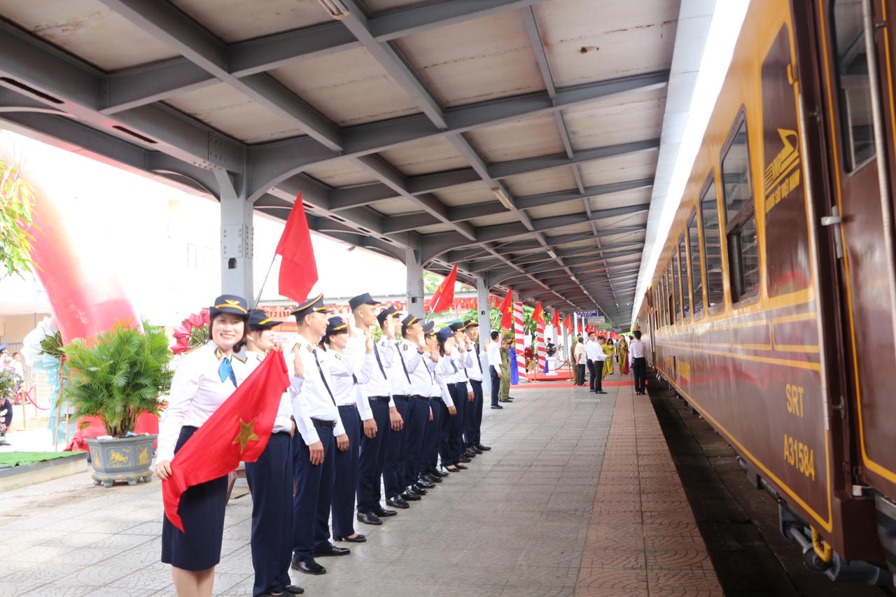 Tổ tàu chào đón những hành khách đầu tiên lên đoàn tàu du lịch “Phong Nha - Cố đô Huế: Hành trình di sản thế giới” tại ga Đồng Hới. (Ảnh: Minh Phương)
