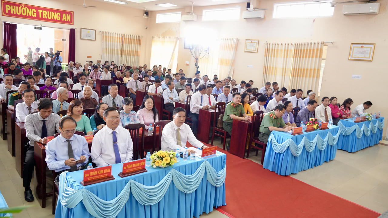 Đại biểu tham dự Lễ đón nhận danh hiệu phường “An toàn khu” trong thời kỳ kháng chiến chống Pháp và chống Mỹ phường Trung An. Ảnh: Thiện Lê