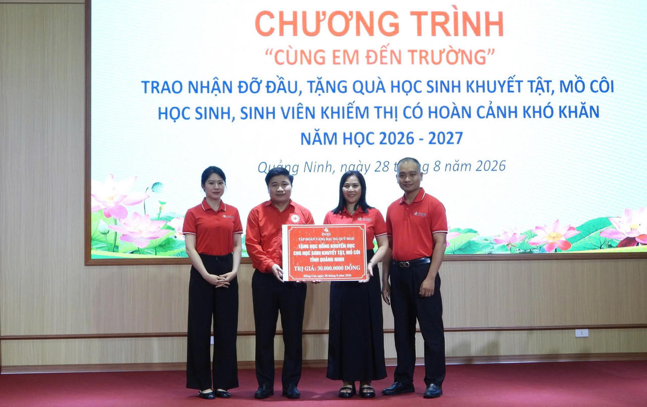 Quảng Ninh: Tặng quà học sinh có hoàn cảnh đặc biệt trước thềm năm học mới