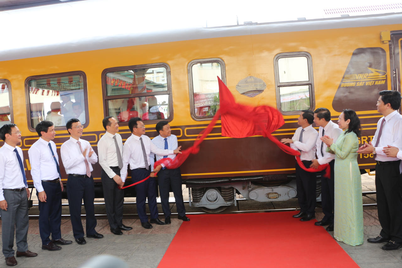 Các đại biểu thực hiện nghi thức gắn biển công trình chào mừng, đánh dấu sự ra đời của đoàn tàu du lịch kết nối Phong Nha với Cố đô Huế. (Ảnh: Minh Phương)