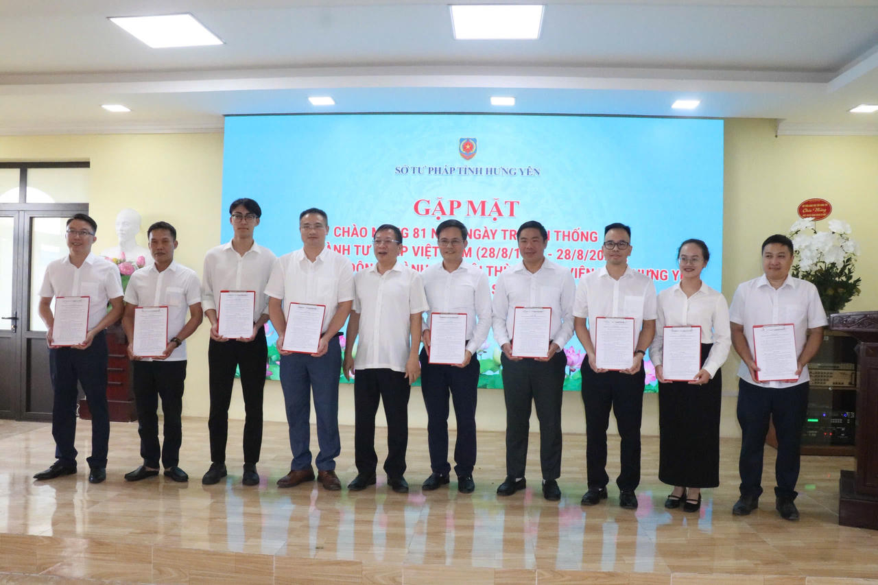 Giám đốc Sở Tư Pháp trao quyết định cho Trung tâm Truyền thông Truyền thông số