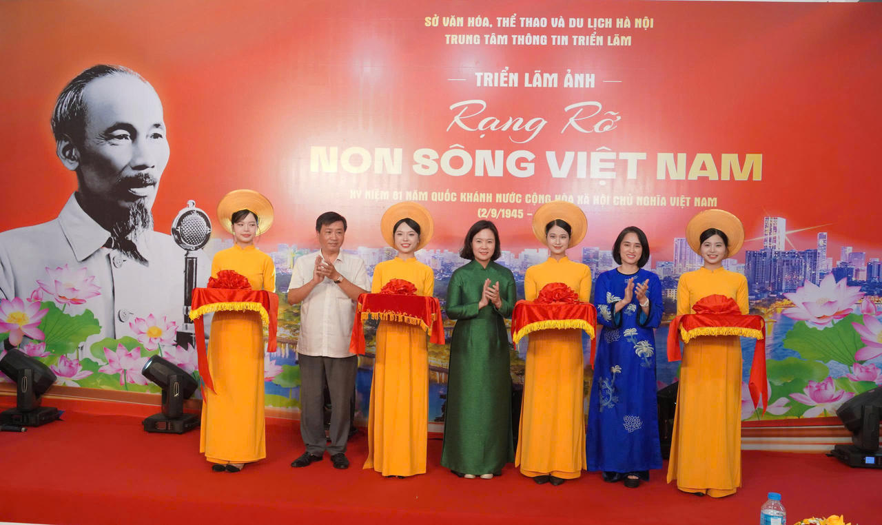Khai mạc triển lãm ảnh 'Rạng rỡ non sông Việt Nam'