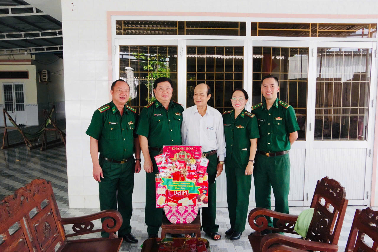  Đại tá Phạm Văn Thắng, Chỉ huy trưởng Bộ đội Biên phòng tỉnh An Giang (đứng thứ 2 từ bên trái) thăm tặng quà thương binh Đặng Thanh Xuân - nguyên Phó Chỉ huy trưởng BĐBP tỉnh Kiên Giang. Ảnh: Thu Ngân