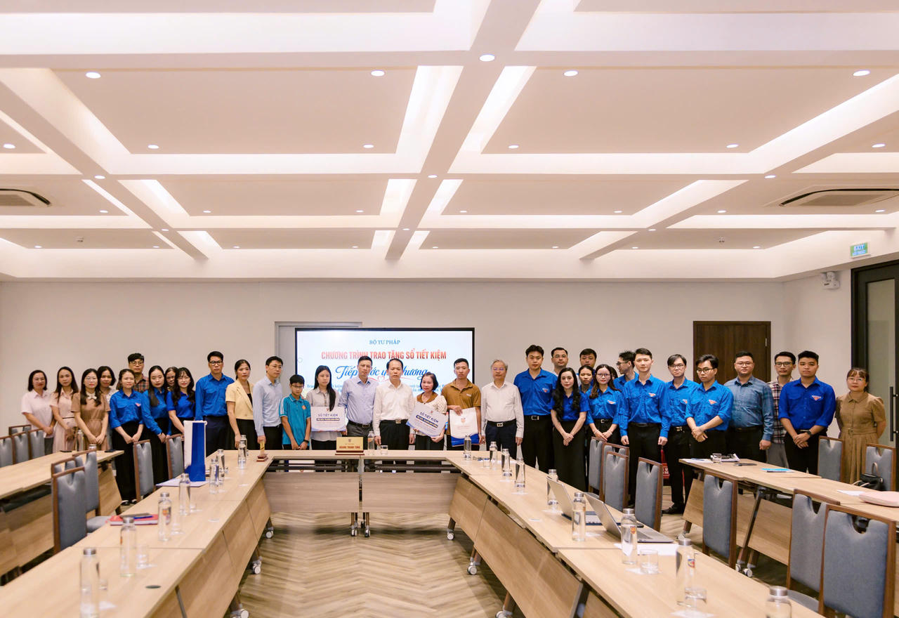 Bộ trưởng Hoàng Thanh Tùng, Phó Bí Thư chuyên trách Đảng uỷ Bộ Nguyễn Quang Thái chụp ảnh lưu niệm cùng các gia đình công chức, viên chức thuộc Bộ có hoàn cảnh đặc biệt.