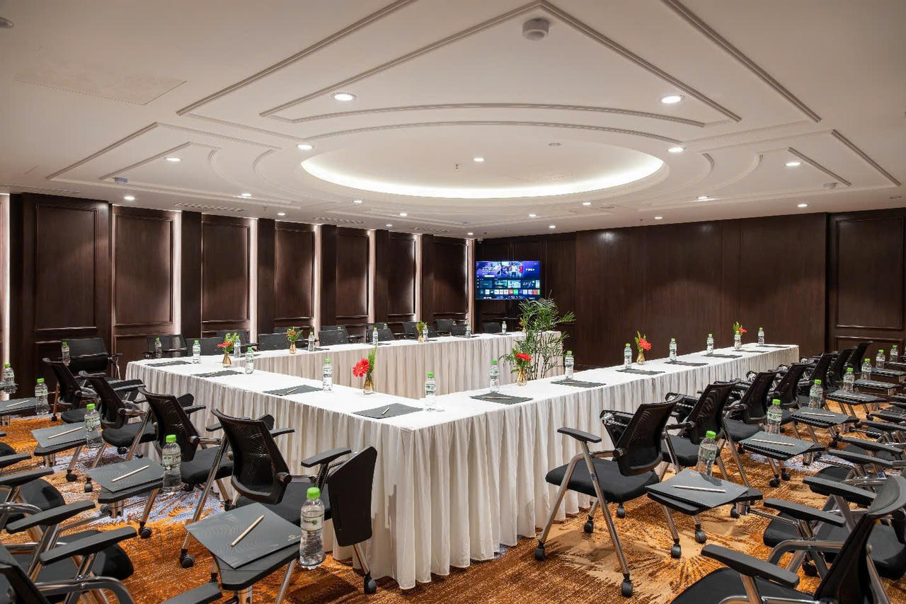 Hệ thống phòng hội nghị Réverie 1 và Réverie 2 với tổng diện tích 200m² được đầu tư bài bản với nhiều phương án bố trí linh hoạt, phù hợp cho hội họp, đào tạo và các sự kiện doanh nghiệp.