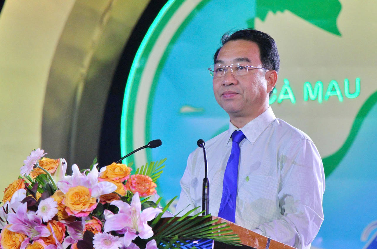 Ông Lữ Quang Ngời - Phó Bí thư Tỉnh ủy, Chủ tịch UBND tỉnh Cà Mau, phát biểu khai mạc Ngày hội Văn hóa di sản và Lễ hội Khinh khí cầu (Ảnh: T.N).